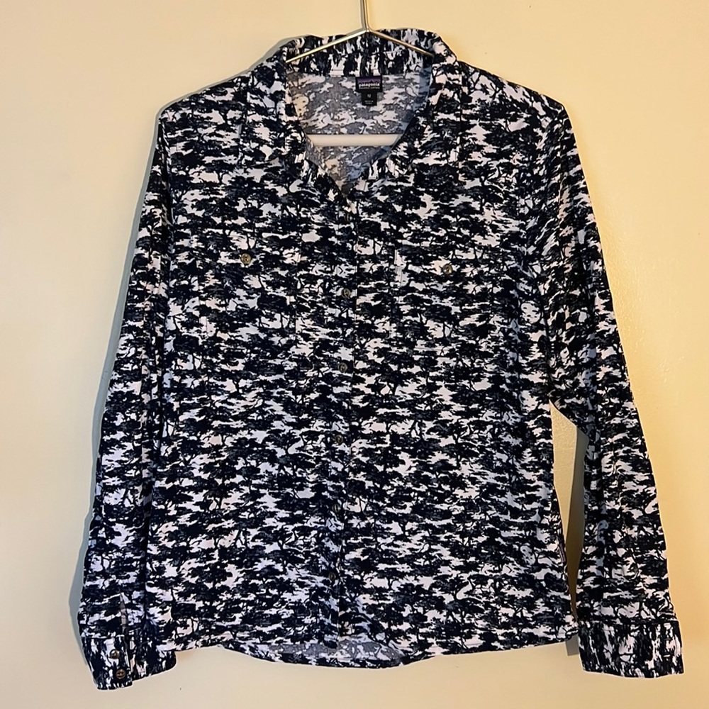 Patagonia Women Organic Micro Corduroy Cotton Corduroy button up Tree Print